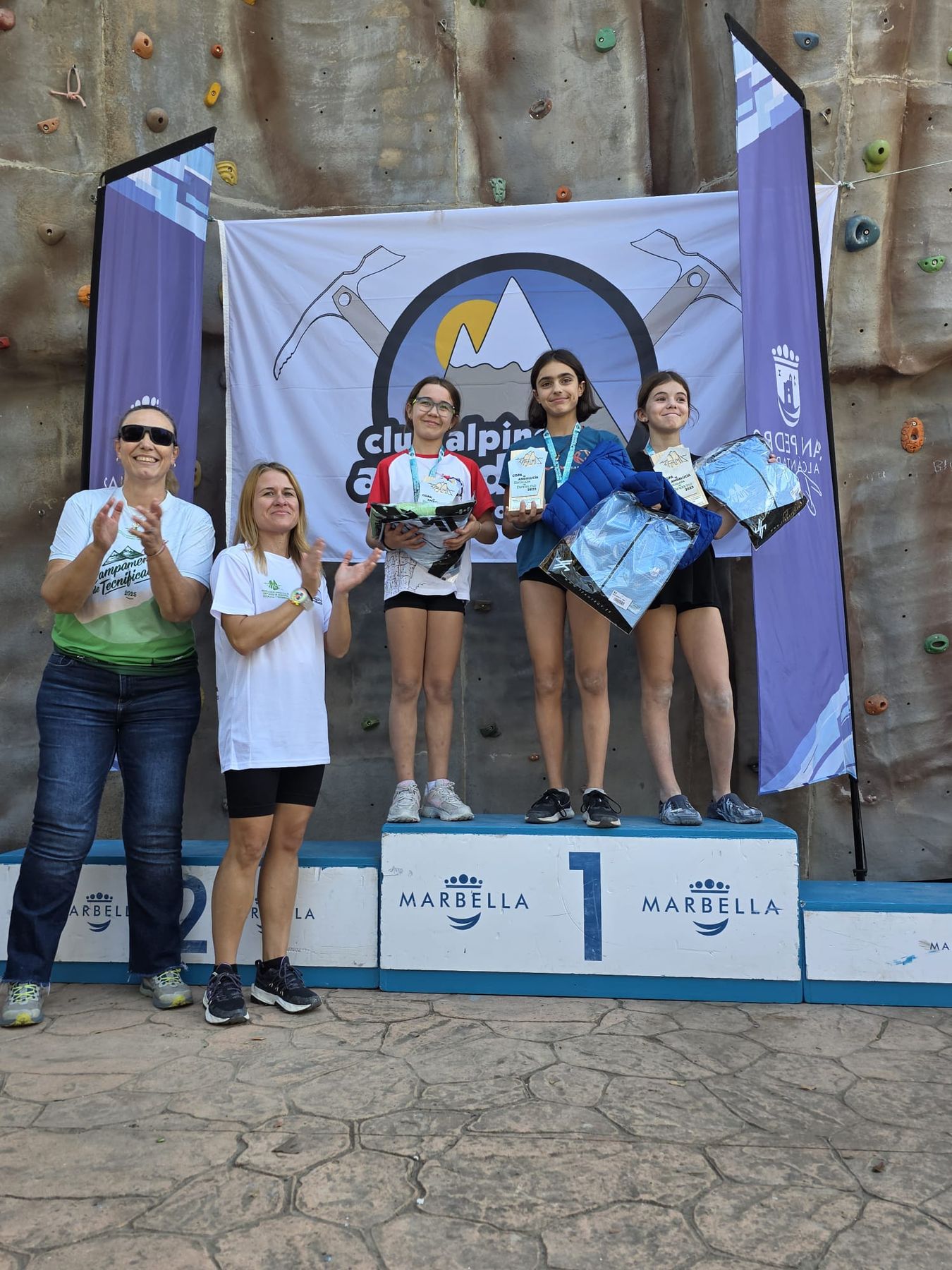 Podio femenino con trofeos en San Pedro