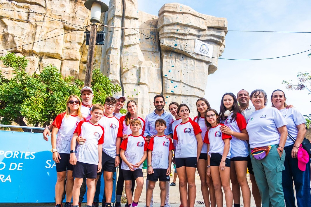El equipo delante del rocódromo durante la Copa de Andalucía de 2025