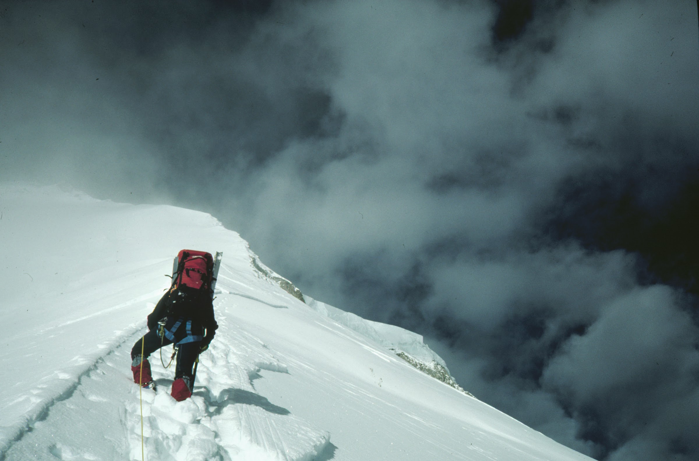 Escalador en el espolón del Dhaulagiri entre nubes, 1990