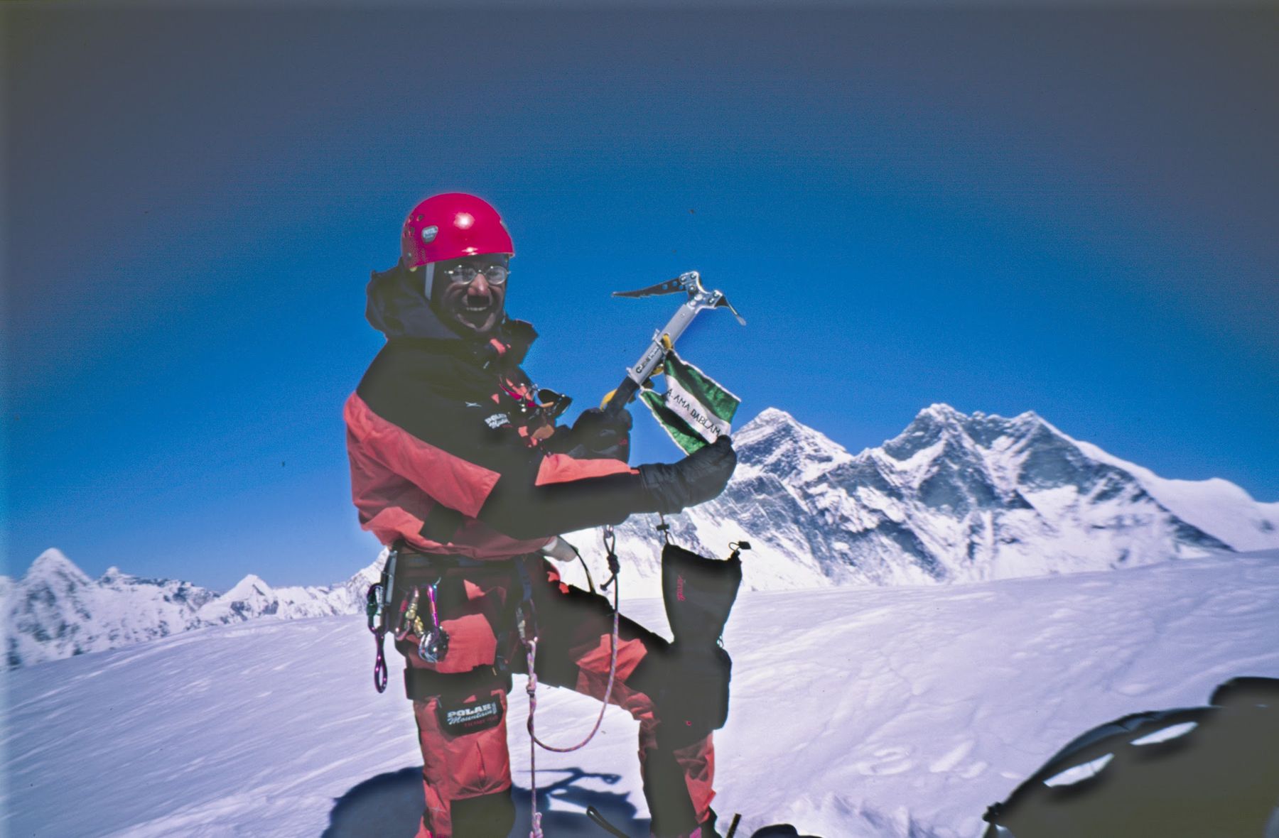 Manuel González (Lolo) en la cima del Ama Dablam, con el Everest al fondo