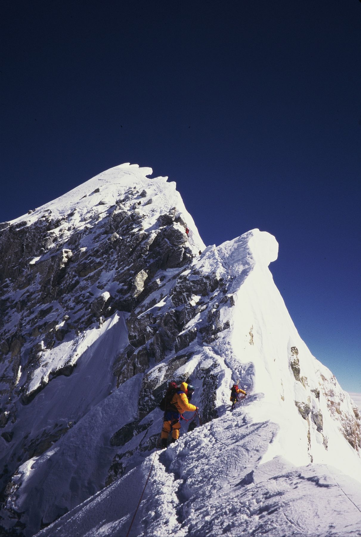 Escaladores de la expedición del club en la arista cimera del Everest, 2000