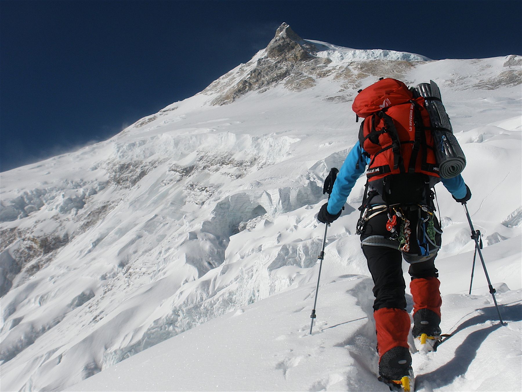 Alpinista de la expedición de 2009 con el Manaslu al fondo