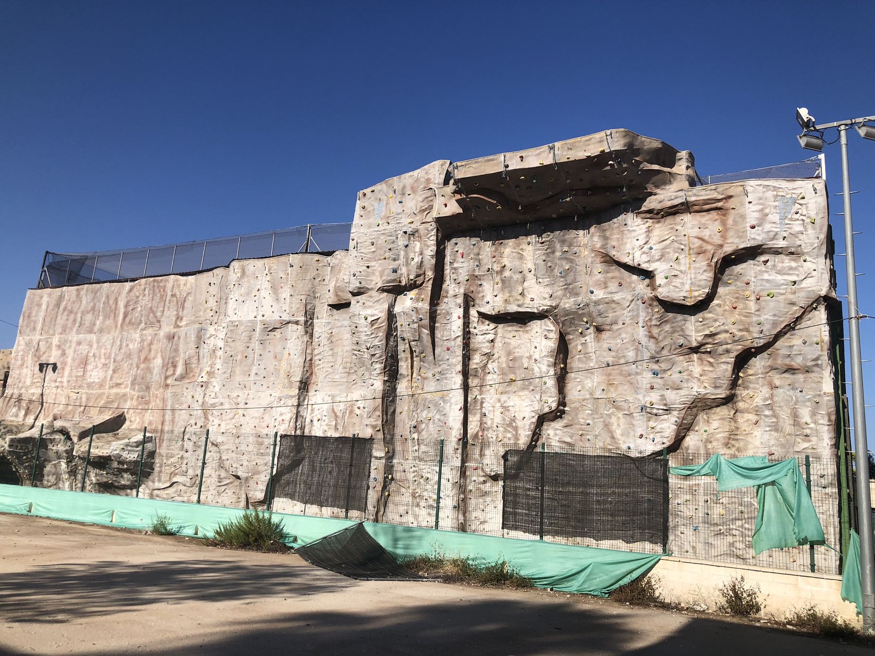 El Roco, el muro largo del rocódromo, bajo el cielo azul
