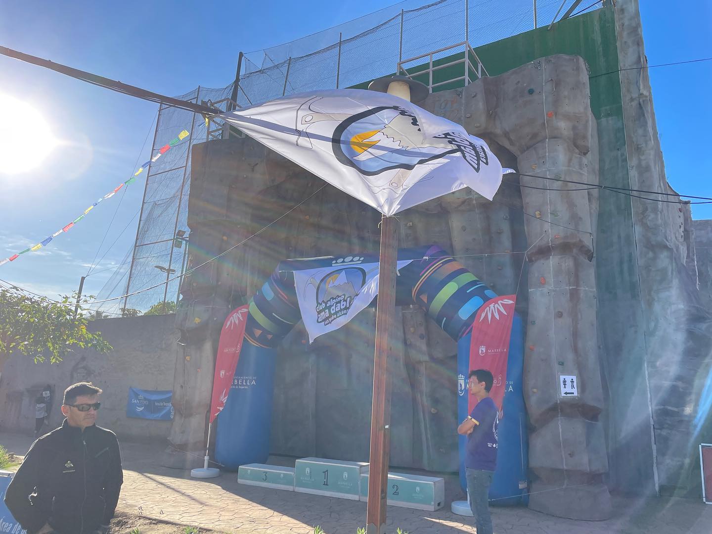 El Tornillo en día de competición, con la bandera del club, el arco de meta y el podio